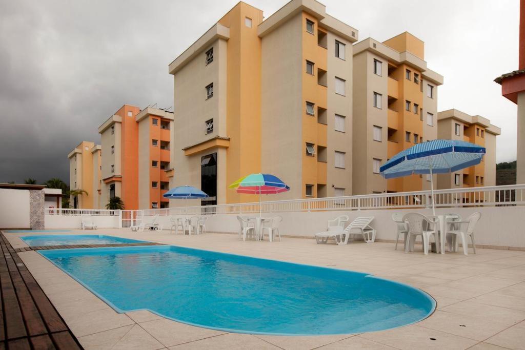 Apartamento 2 Quartos Portaria 24hrs Com Piscina E Churrasqueira